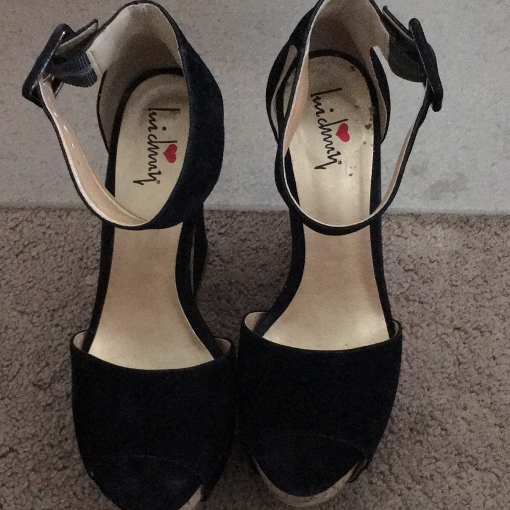 Women’s platform Black in color Use condition